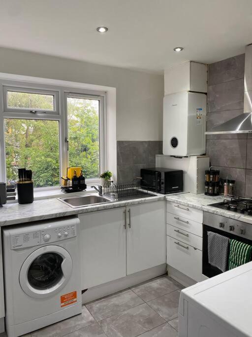 Luxury 2 Bedroom Apartment, Parking, Few Minutes Walk From Wembley Stadium * Londra